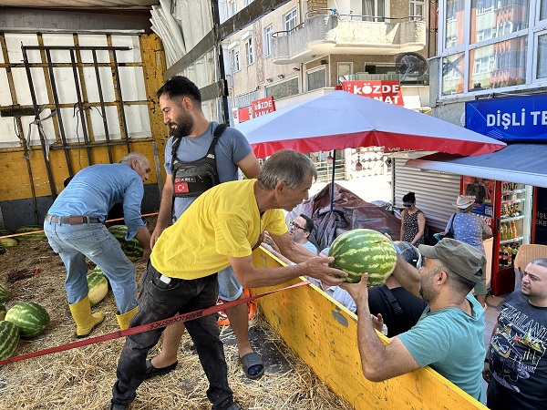 Foto - 1 saatte 25 ton karpuz bitti