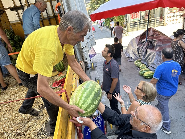 Foto - 1 saatte 25 ton karpuz bitti