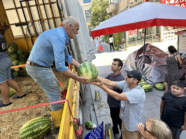 Foto - 1 saatte 25 ton karpuz bitti