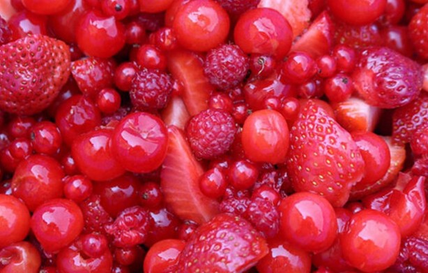 1 taşla 2 kuş vurmak isteyenlere gelsin! Kırmızı meyveleri tüketince bakın ne oluyor