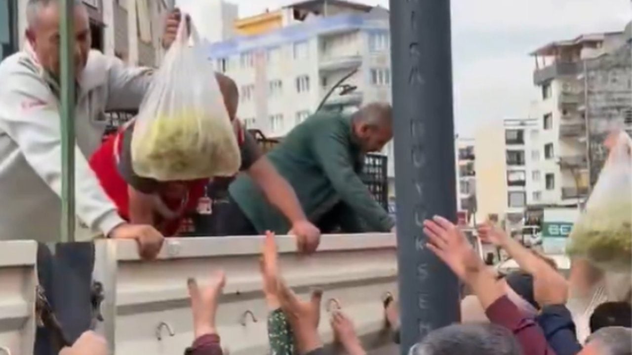 Foto - 1 TIR dolusu üzümü bedavadan dağıttılar! Bakın sebebi ne çıktı?