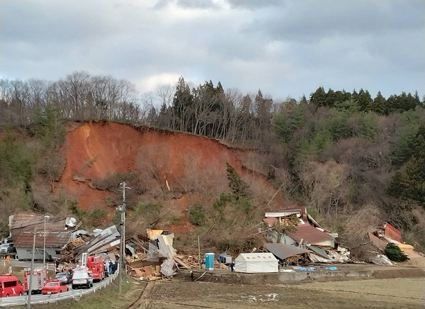 Foto - 10 ev toprak altında kaldı