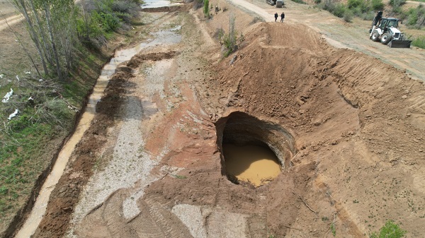 10 metre derinliğinde! O ilimizde eş zamanlı 15 obruk oluştu