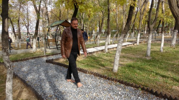 10 metrelik yol için giden gidene! Karşınızda çıplak ayak parkuru