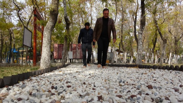 Foto - 10 metrelik yol için giden gidene! Karşınızda çıplak ayak parkuru