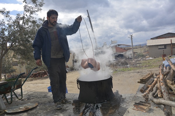 Foto - 10 yaşında başladı, yurt dışına açıldı! Manisalı zanaatçı taleplere yetişemiyor