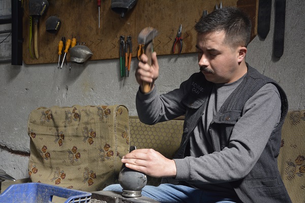 Foto - 10 yaşında başladı, yurt dışına açıldı! Manisalı zanaatçı taleplere yetişemiyor