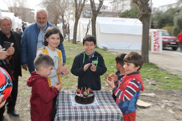 Foto - 10 yaşındaki çocuktan ağlatan davranış! Kendine yapılan sürprizi Kızılay'a bağışladı