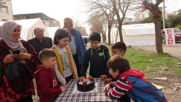 Foto - 10 yaşındaki çocuktan ağlatan davranış! Kendine yapılan sürprizi Kızılay'a bağışladı