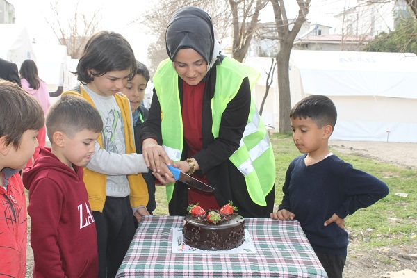 Foto - 10 yaşındaki çocuktan ağlatan davranış! Kendine yapılan sürprizi Kızılay'a bağışladı