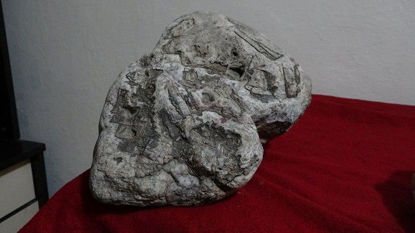 Foto - 10 yıldır dağ tepe taş arıyor! Kilolarca taşı bakın neden evinde saklıyor