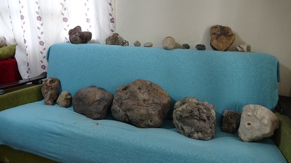 Foto - 10 yıldır dağ tepe taş arıyor! Kilolarca taşı bakın neden evinde saklıyor