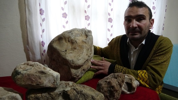 10 yıldır dağ tepe taş arıyor! Kilolarca taşı bakın neden evinde saklıyor