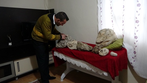 Foto - 10 yıldır dağ tepe taş arıyor! Kilolarca taşı bakın neden evinde saklıyor