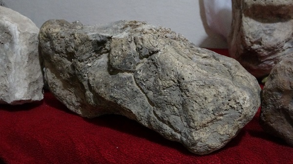 Foto - 10 yıldır dağ tepe taş arıyor! Kilolarca taşı bakın neden evinde saklıyor