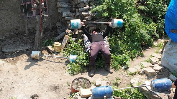 Foto - 10 yıldır dağda tek başına yaşıyor