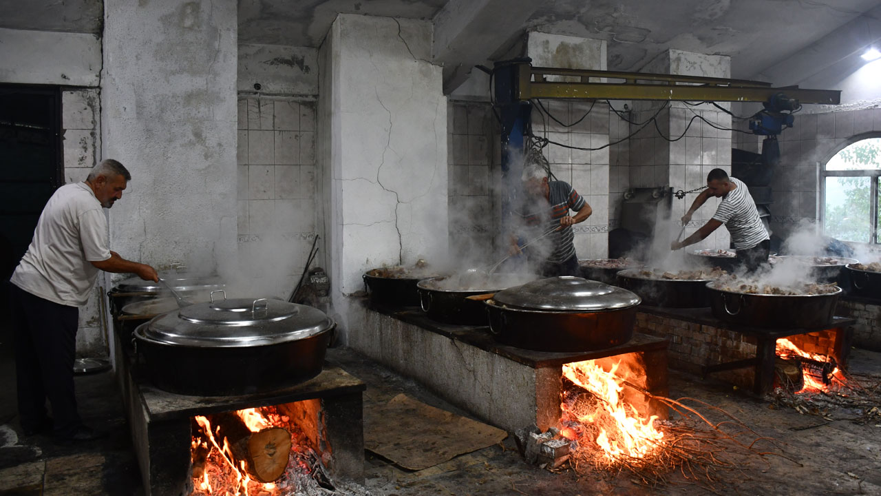 Foto - 100 bin kişiye dev kazanlarda şifalı pilav! Söğüt’te 744 yıllık toy geleneği sürüyor