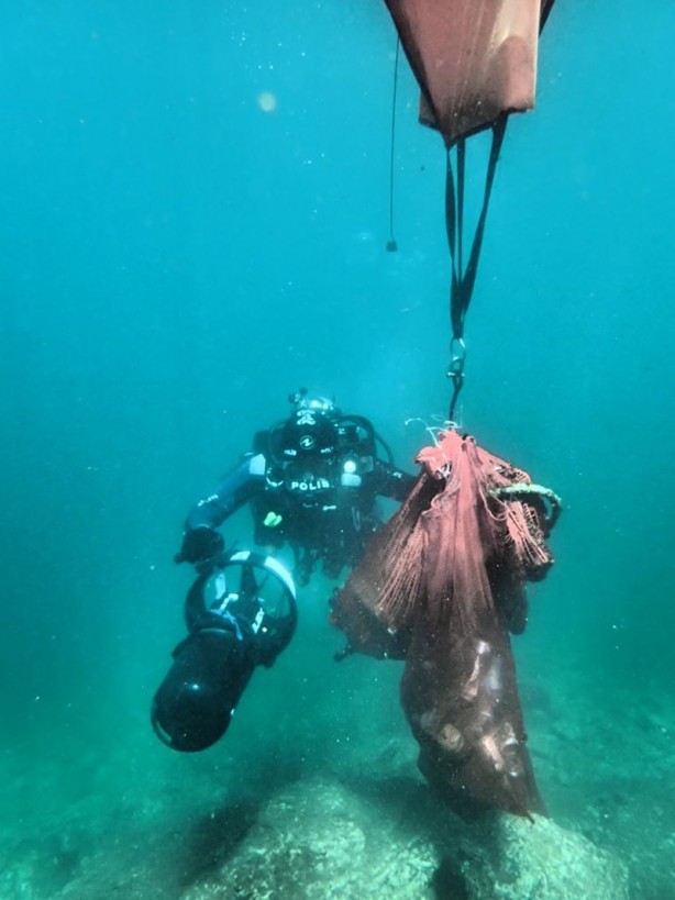 Foto - 100 küçük su şişesi izmarit toplandı! Denizde ve plajda temizlik