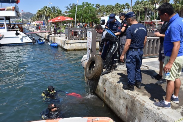 100 küçük su şişesi izmarit toplandı! Denizde ve plajda temizlik