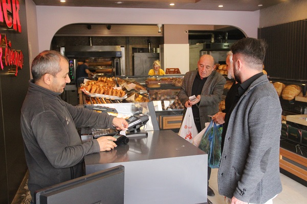 Foto - 100 lira getirene… Camdaki ilanı görenler çok şaşırıyor