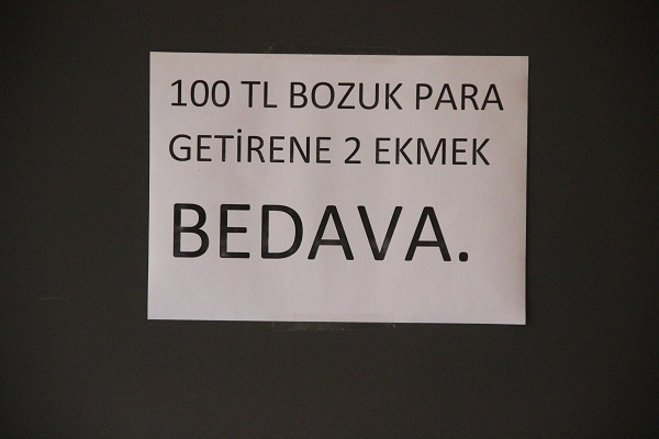Foto - 100 lira getirene… Camdaki ilanı görenler çok şaşırıyor