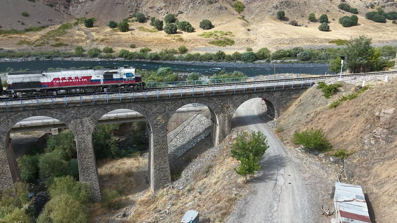 Foto - 100 metrede dört çağ! Palu’daki köprüler tarihe meydan okuyor