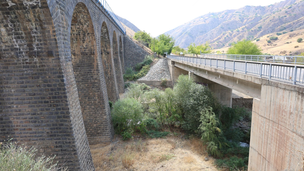 Foto - 100 metrede dört çağ! Palu’daki köprüler tarihe meydan okuyor