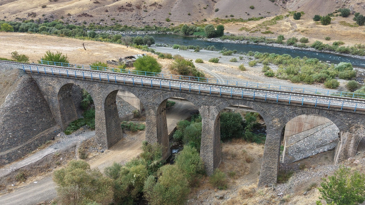 100 metrede dört çağ! Palu’daki köprüler tarihe meydan okuyor