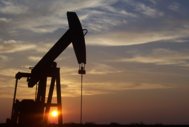 Foto - '100 milyon tonu aşkın rezerve sahip petrol bulduk' diyerek ilan ettiler! Bölgeden petrol fışkırıyor