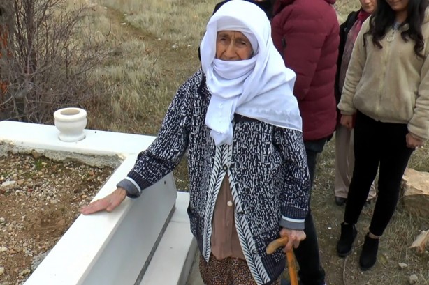 Foto - 100 yaşındaki şehit annesi, üniversitelilerle oğlunun kabrine fidan dikti