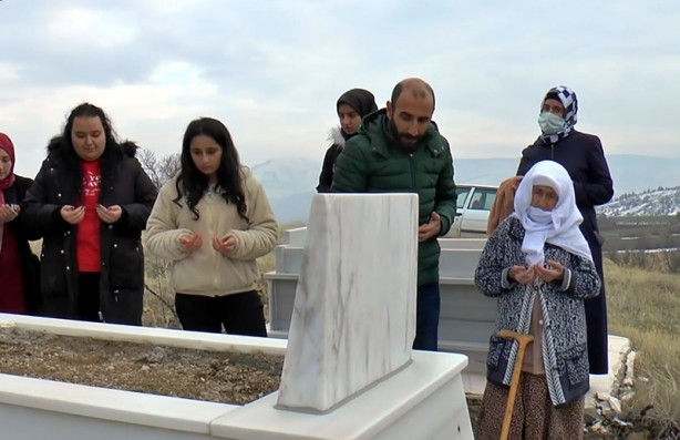 Foto - 100 yaşındaki şehit annesi, üniversitelilerle oğlunun kabrine fidan dikti