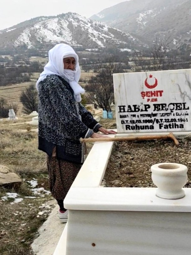 Foto - 100 yaşındaki şehit annesi, üniversitelilerle oğlunun kabrine fidan dikti