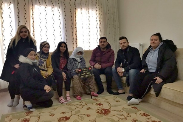 100 yaşındaki şehit annesi, üniversitelilerle oğlunun kabrine fidan dikti