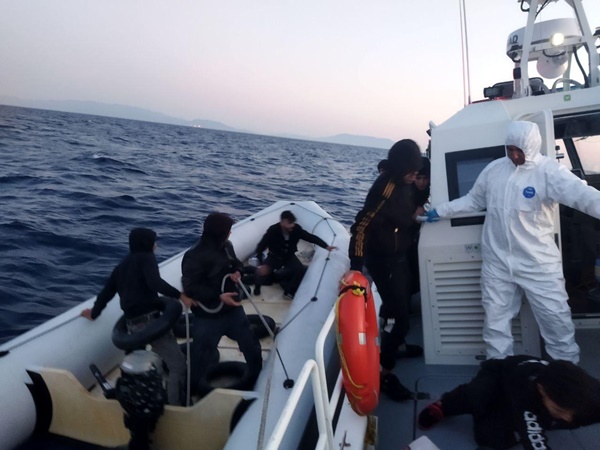 Foto - 104 düzensiz göçmen kurtarıldı