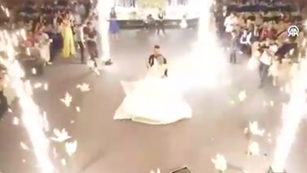 Foto - 107 kişi düğünde yanarak ölmüştü! O facianın kan donduran görüntüleri ortaya çıktı! İşte yangının çıkış anı