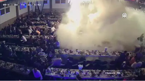 Foto - 107 kişi düğünde yanarak ölmüştü! O facianın kan donduran görüntüleri ortaya çıktı! İşte yangının çıkış anı