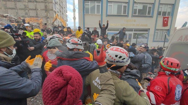 Foto - 107 saat sonra enkazdan çıktı! 24 yaşındaki genç hayata böyle tutundu