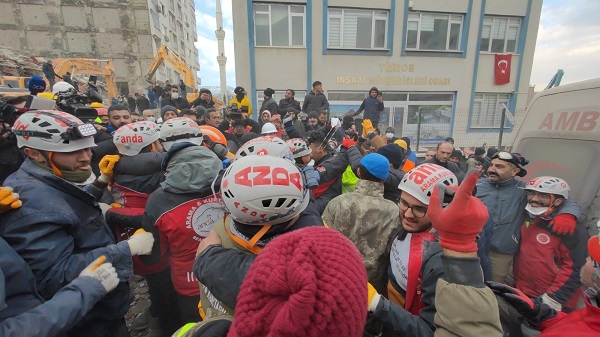 Foto - 107 saat sonra enkazdan çıktı! 24 yaşındaki genç hayata böyle tutundu