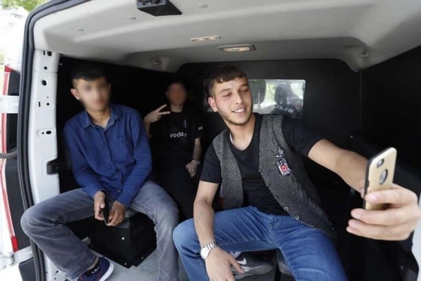 11 bin lira ceza yiyen gençler arkadaşları ile özçekim yaptı