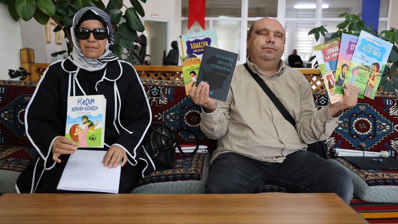 11. kitabını çıkardı: Görme engelli öğretmen ve eşi engel tanımıyor