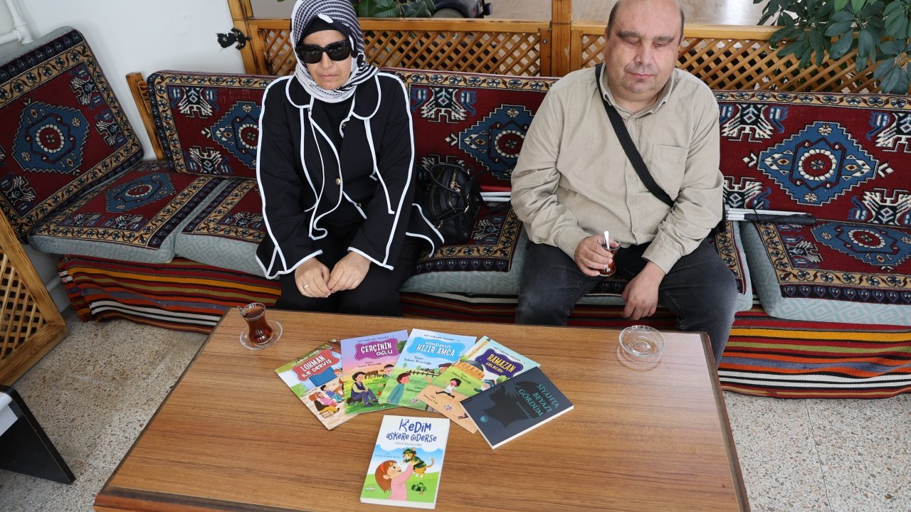 Foto - 11. kitabını çıkardı: Görme engelli öğretmen ve eşi engel tanımıyor