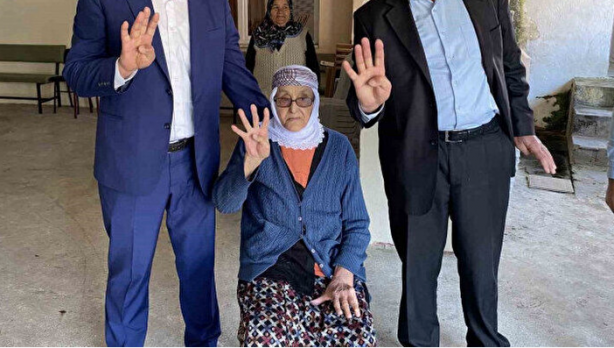110 yaşındaki Safiye nine oy kullanmak için sandık başına gitti! Kime oy verecek acaba?