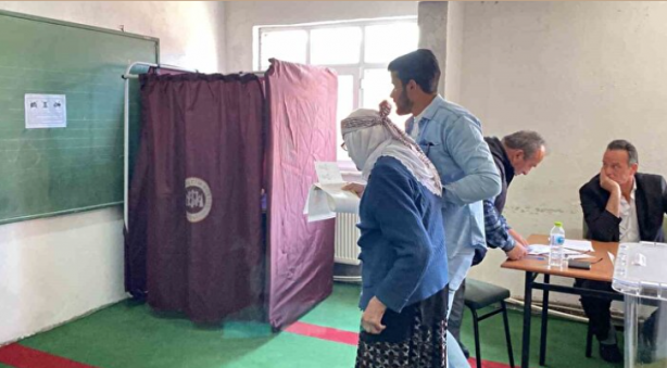 Foto - 110 yaşındaki Safiye nine oy kullanmak için sandık başına gitti! Kime oy verecek acaba?