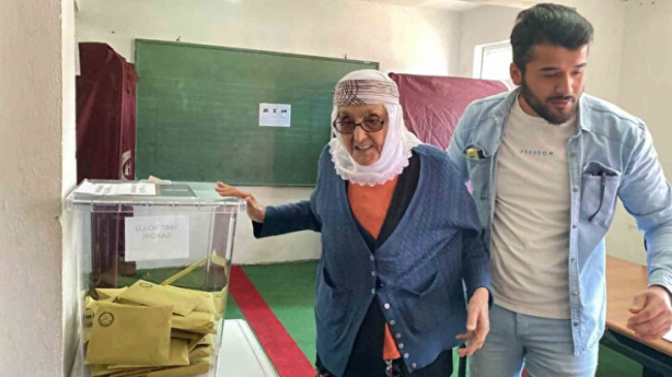 Foto - 110 yaşındaki Safiye nine oy kullanmak için sandık başına gitti! Kime oy verecek acaba?