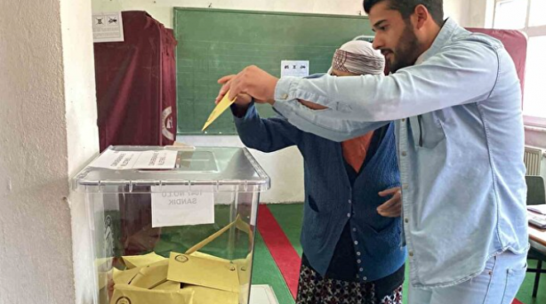 Foto - 110 yaşındaki Safiye nine oy kullanmak için sandık başına gitti! Kime oy verecek acaba?