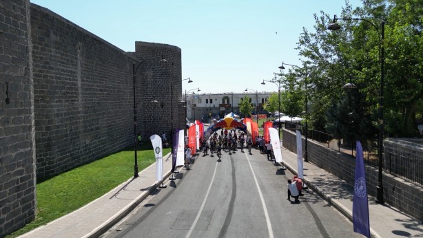 Foto - 116 bisikletçi 15 Temmuz şehitlerini anmak için pedal çevirdi