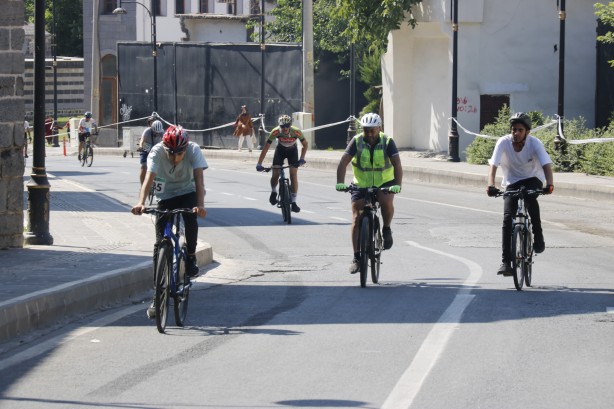 Foto - 116 bisikletçi 15 Temmuz şehitlerini anmak için pedal çevirdi