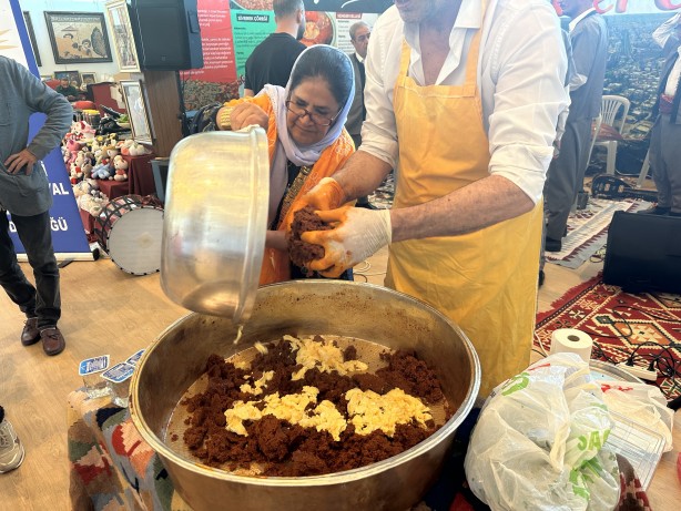 12 dakika 63 içli köfte yapıldı! 4 gün boyunca 1 ton çiğ köfte dağıtılacak