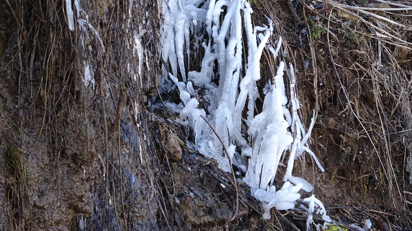 Foto - -12 derecede şelale dondu