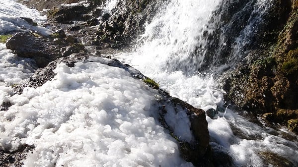 -12 derecede şelale dondu